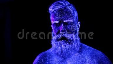 概念。 留胡子的人的肖像。 这个人是用紫外线粉画的